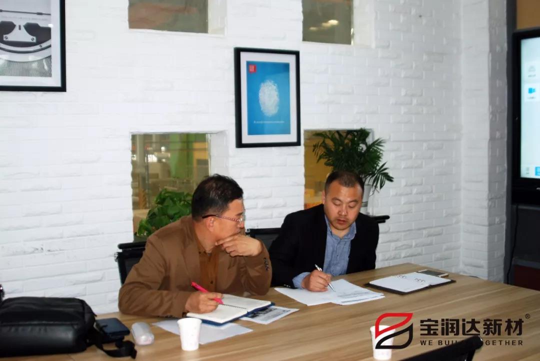 寶潤達(dá)梁經(jīng)理與客戶洽談