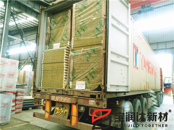 寶潤達聚氨酯封邊巖棉板發(fā)貨現(xiàn)場