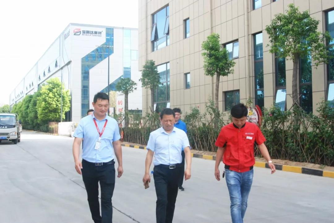 情系一線，市產(chǎn)業(yè)集聚區(qū)領(lǐng)導(dǎo)一行慰問寶潤(rùn)達(dá)生產(chǎn)員工