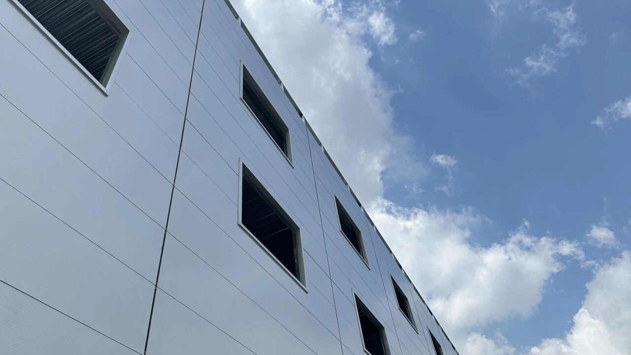 寶潤達聚氨酯封邊巖棉板——為工業(yè)外墻注入“長壽基因”