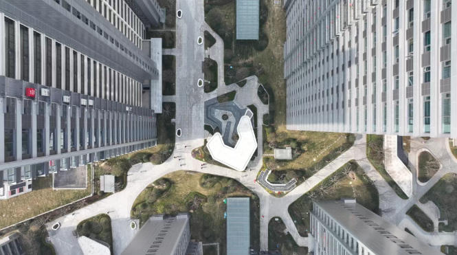 40℃+熱浪“烤”驗建筑！“清涼鎧甲”正成為高溫城市的救命科技！