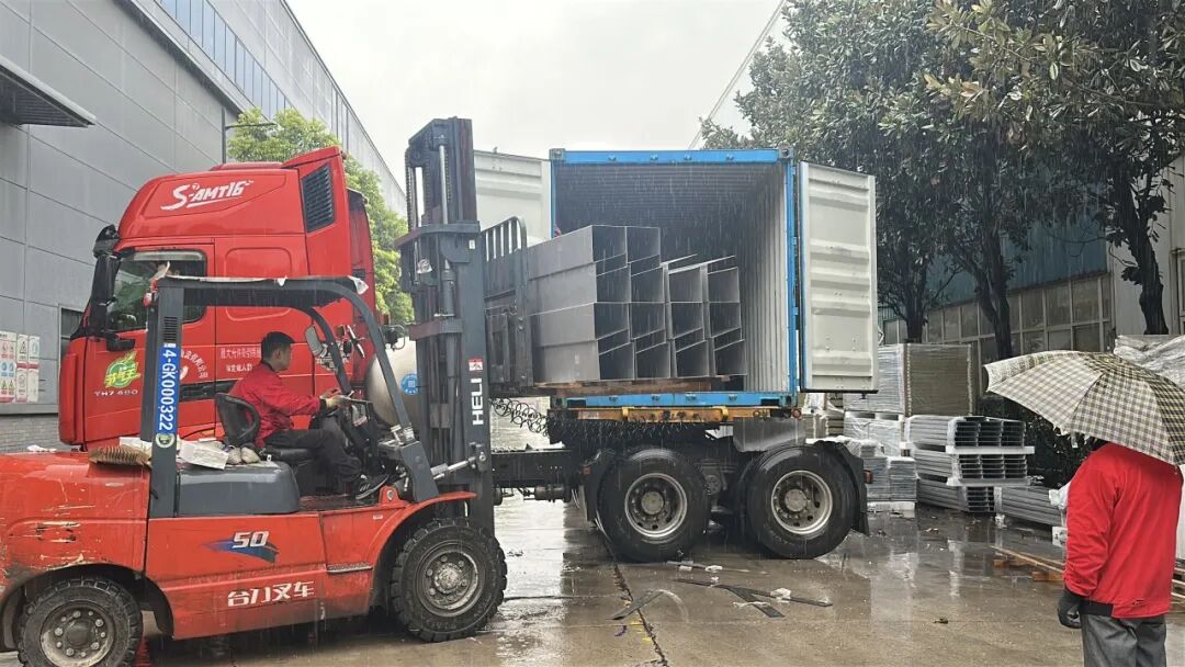 風(fēng)雨無阻！寶潤達車間“鐵軍”迎戰(zhàn)連綿秋雨，護航日本客戶準(zhǔn)時交付！