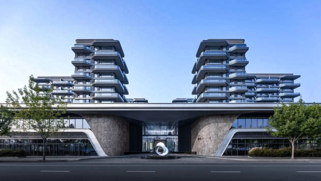 當(dāng)銀灰鋁板遇見(jiàn)西安天際線(xiàn)！寶潤(rùn)達(dá)科技幕墻如何讓建筑擁有「超流體美學(xué)」？